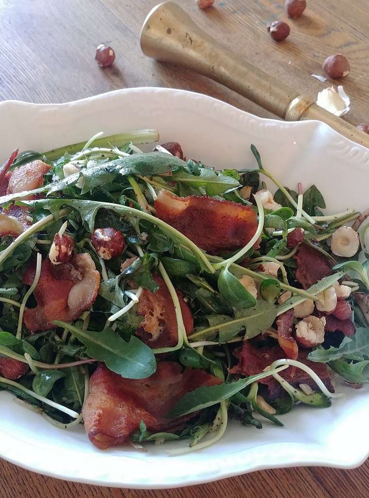 Recipe - Hazelnut and baby dandelion salad with garlic vinaigrette - Recipes with garlic – Le Petit Mas organic garlic and garlic scape farm in Quebec (Canada) 